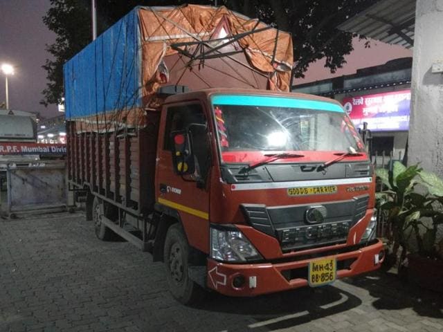 The material seized from truck (above) included three buffer casings, five buffer plungers, nine big springs, seven small springs and 18 medium springs, in all weight 1,790 kg and worth several lakhs(HT photo) The material seized from truck (above) included three buffer casings, five buffer plungers, nine big springs, seven small springs and 18 medium springs, in all weight 1,790 kg and worth several lakhs(HT photo)