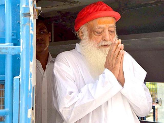 Asaram Bapu greets his supporters as he arrives for a hearing at the court, in Jodhpur, Rajasthan. (HT Photo) Asaram Bapu greets his supporters as he arrives for a hearing at the court, in Jodhpur, Rajasthan. (HT Photo)