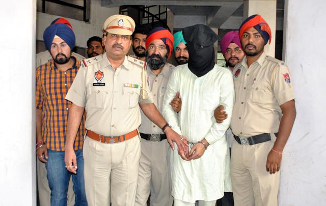 Gun smuggler in police custody on Thursday.(HT Photo) Gun smuggler in police custody on Thursday.(HT Photo)