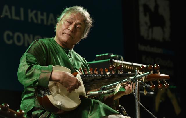 Ustad Amjad Ali Khan performing during Hindustan Times Kala Ghoda Festival 2016 at Cross Maidan in Mumbai, India. (Anshuman Poyrekar/ HT Photo )