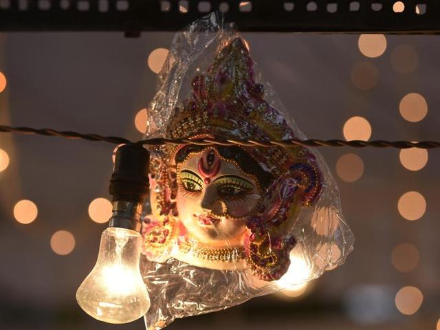 People purchasing Lakshmi idol at Bengali Market on the occasion of Dhanteras in New Delhi. (Ravi Choudhary/HT PHOTO) People purchasing Lakshmi idol at Bengali Market on the occasion of Dhanteras in New Delhi. (Ravi Choudhary/HT PHOTO)