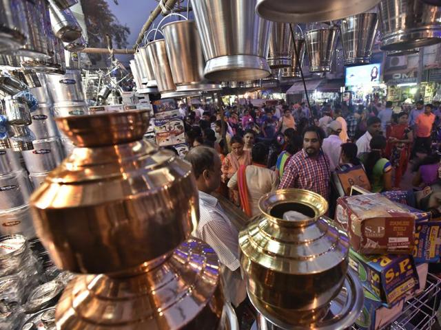 People shopping from roadside stalls in New Delhi. (Raj K Raj/HT PHOTO) People shopping from roadside stalls in New Delhi. (Raj K Raj/HT PHOTO)