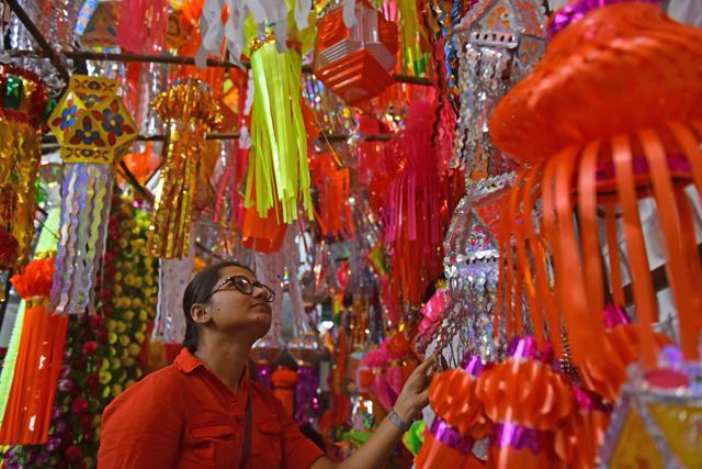 A woman shops at Goregaon market on Thursday. (Vidya Subramanian/HT PHOTO)