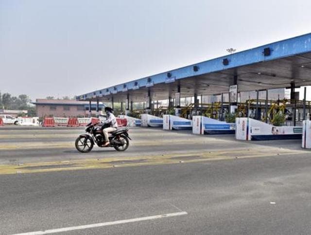 Less traffic on the DND Flyway on October 27, a day after Allahabad high court ordered private concessionaire NTBCL to stop collecting user-fee from commuters. (Mohd Zakir/HT Photo) Less traffic on the DND Flyway on October 27, a day after Allahabad high court ordered private concessionaire NTBCL to stop collecting user-fee from commuters. (Mohd Zakir/HT Photo)