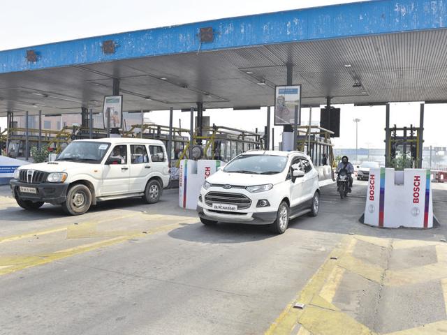 The DND flyway, which has now been declared toll-free by the Allahabad high court, was originally floated in the 1990s and was hotly debated at the Delhi Urban Art Commission (DUAC) (Mohd Zakir/Hindustan Times) The DND flyway, which has now been declared toll-free by the Allahabad high court, was originally floated in the 1990s and was hotly debated at the Delhi Urban Art Commission (DUAC) (Mohd Zakir/Hindustan Times)