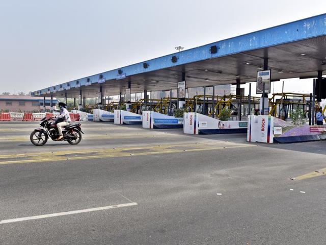 The DND toll plaza was made toll free after the Allahabad high court order, in New Delhi. (Mohd Zakir/HT Photo) The DND toll plaza was made toll free after the Allahabad high court order, in New Delhi. (Mohd Zakir/HT Photo)