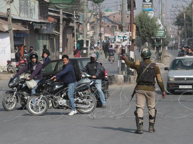 A paramilitary soldier stop people near a razor wire set up as a barricade during restrictions in Srinagar, on Thursday.(Waseem Andrabi/ HT Photo) A paramilitary soldier stop people near a razor wire set up as a barricade during restrictions in Srinagar, on Thursday.(Waseem Andrabi/ HT Photo)