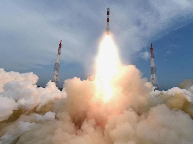 Indian Space Research Organisation (ISRO)'s PSLV C35 carrying SCATSAT-1 and seven other satellites, lifts off from Satish Dhawan Space Center in Sriharikota on Sep 26, 2016.(PTI)