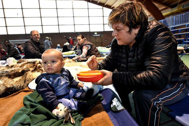 A woman feeds her baby in a shelter in Camerino, central Italy. (AFP Photo)