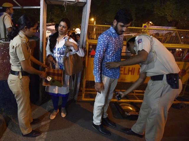 Police check crowd at Sarojini Nagar market in New Delhi. (Virendra Singh Gosain/HT PHOTO) Police check crowd at Sarojini Nagar market in New Delhi. (Virendra Singh Gosain/HT PHOTO)