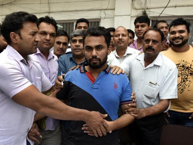 Alleged Pakistani spy Shoaib Hussain in police custody on Friday. Three Indians, all hailing from Rajasthan, were arrested for allegedly passing on information about border deployment. (Sushil Kumar/HT Photo) Alleged Pakistani spy Shoaib Hussain in police custody on Friday. Three Indians, all hailing from Rajasthan, were arrested for allegedly passing on information about border deployment. (Sushil Kumar/HT Photo)