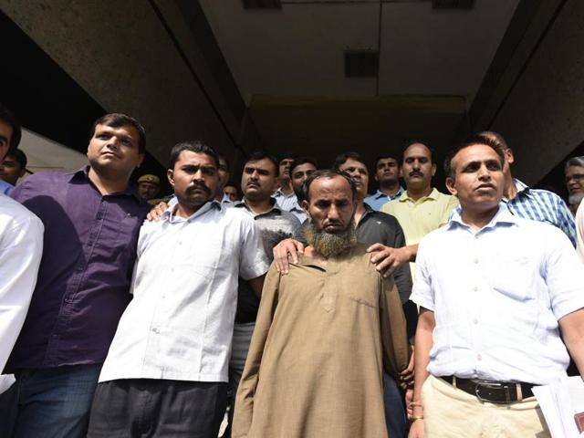 Indian police officials pose with Subhash Jangir (C/L) and Maulana Ramzan (C/R) in New Delhi on October 27 (AFP) Indian police officials pose with Subhash Jangir (C/L) and Maulana Ramzan (C/R) in New Delhi on October 27 (AFP)