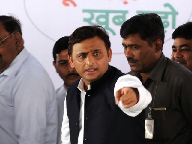 Chief minister of Uttar Pradesh Akhilesh Yadav interacts during utensils distribution programme to the students of upper primary school on the occasion of Dhanteras at Dhanuasaand Village of Mohanlalganj district in Lucknow. (Deepak Gupta/HT Photo) Chief minister of Uttar Pradesh Akhilesh Yadav interacts during utensils distribution programme to the students of upper primary school on the occasion of Dhanteras at Dhanuasaand Village of Mohanlalganj district in Lucknow. (Deepak Gupta/HT Photo)