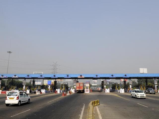 Thursday rush hour came minus the long queues, which had become a regular sight at the toll booths over the past decade.(Sunil Ghosh/HT Photo)