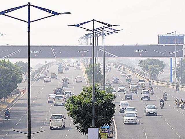 Residents said the traffic police should take adequate steps to make traffic movement safe and secure. (Sunil Ghosh/HT Photo) Residents said the traffic police should take adequate steps to make traffic movement safe and secure. (Sunil Ghosh/HT Photo)