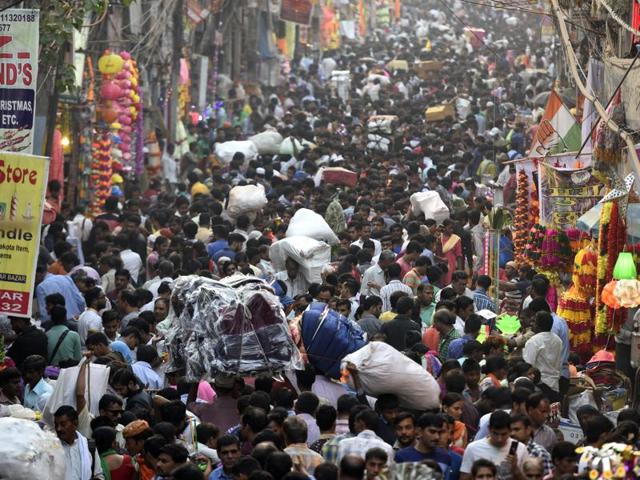 Heavy rush at Sadar Bazaar as people shop for Diwali on Thursday. (Sonu Mehta/HT PHOTO) Heavy rush at Sadar Bazaar as people shop for Diwali on Thursday. (Sonu Mehta/HT PHOTO)