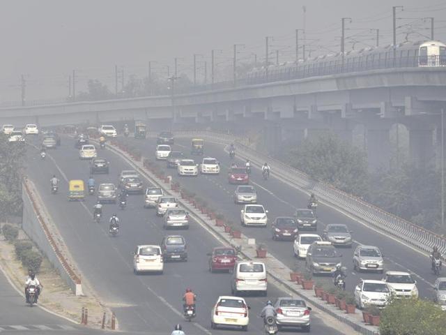 AAP government will install giant outdoor air purifiers at five highly polluted locations in Delhi.(Mohd Zakir/HT Photo)