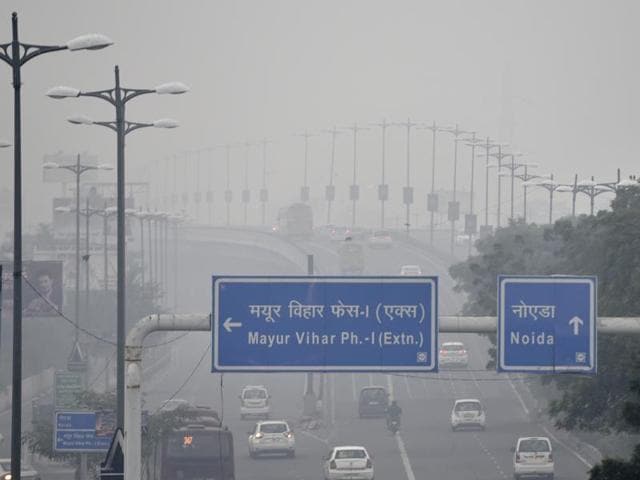 People in Delhi inhaled “very poor” air on Friday morning. The dip in air quality has been primarily caused by an increase in vehicular traffic in the festival season. (Sushil Kumar/HT) People in Delhi inhaled “very poor” air on Friday morning. The dip in air quality has been primarily caused by an increase in vehicular traffic in the festival season. (Sushil Kumar/HT)