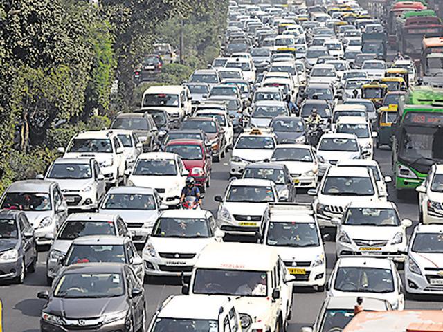 The Allahabad High Court has directed the Noida Toll Bridge Co-- the concessionaire for the Noida DND flyway-- to stop levying toll fee.(Sonu Mehta/Hiindustan Times) The Allahabad High Court has directed the Noida Toll Bridge Co-- the concessionaire for the Noida DND flyway-- to stop levying toll fee.(Sonu Mehta/Hiindustan Times)