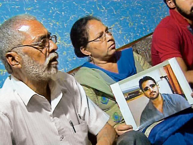 Parents of victim Veer Singh in Yamunanagar. (HT Photo) Parents of victim Veer Singh in Yamunanagar. (HT Photo)