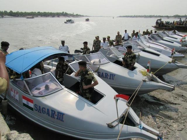Speed boats are extremely important in maintaining vigil along the Bangladesh-Bengal border, some stretches of which are marked by rivers and the Bay of Bengal with numerous islands dotting the area.(HT Photo) Speed boats are extremely important in maintaining vigil along the Bangladesh-Bengal border, some stretches of which are marked by rivers and the Bay of Bengal with numerous islands dotting the area.(HT Photo)