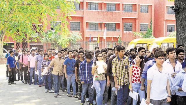 The number of aspirants for medical courses far outnumber the number of MBBS seats in the state. In 2016 more than 45 students chased every seat in Bengal. (HT Photo)