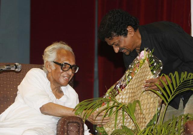 Filmmaker Gautam Ghose, an admirer of Sen, felicitates the master at his ninetieth birthday in Kolkata. (Samir Jana) Filmmaker Gautam Ghose, an admirer of Sen, felicitates the master at his ninetieth birthday in Kolkata. (Samir Jana)