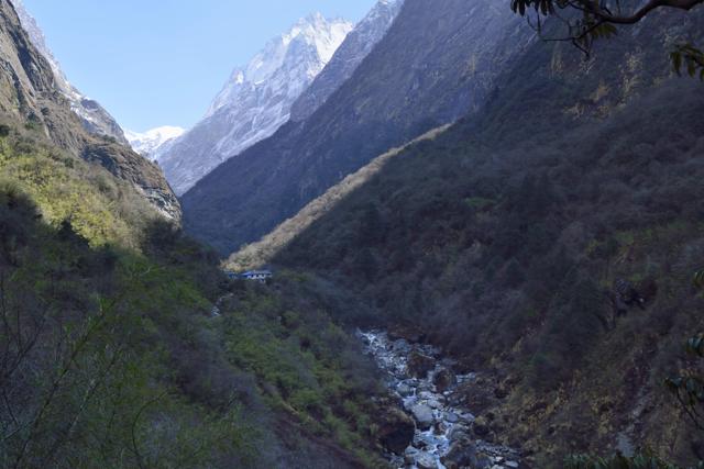 Dovan is a picturesque town in the valley of the Modi Khola river (Ram Yeggina) Dovan is a picturesque town in the valley of the Modi Khola river (Ram Yeggina)