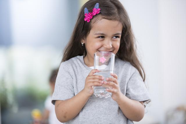 Make your kid drink lots of water to keep him or her hydrated. (Shutterstock) Make your kid drink lots of water to keep him or her hydrated. (Shutterstock)