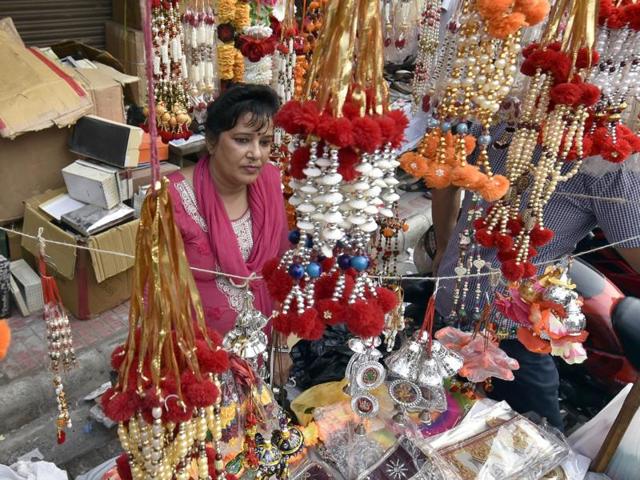 People purchasing Diwali gifts and decorations in Amritsar on Friday. (Gurpreet Singh/HT Photo) 