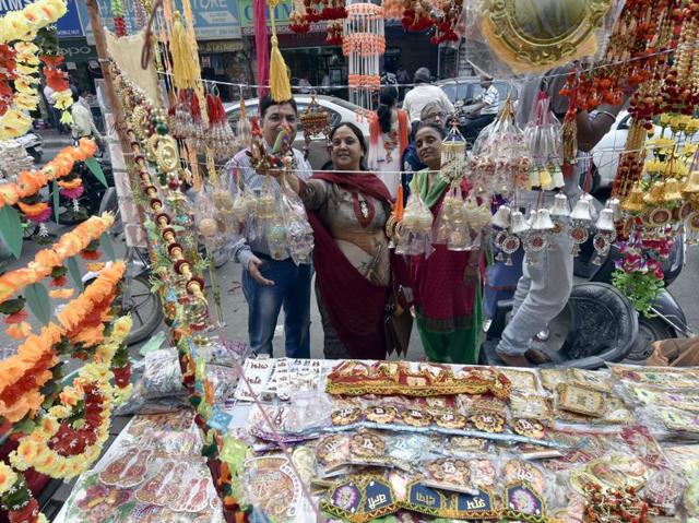 People purchasing Diwali gifts and decorations in Amritsar on Friday. (Gurpreet Singh/HT Photo) 