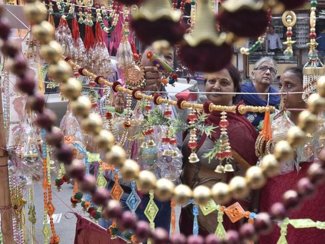 People purchasing Diwali gifts and decorations in Amritsar on Friday. (Gurpreet Singh/HT Photo) 