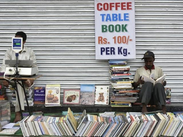 Coffee table books are sold at cheap prices, making Delhi’s Sunday bazaar a collectors’ paradise. (Vipin Kumar/HT Photo)