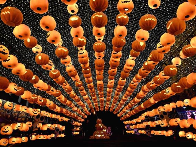 Visitors walk past a pumpkin lantern show in front of a shopping mall to mark Halloween in Shenyang, northeast China's Liaoning province. (AFP Photo)