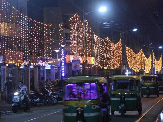 Decorative lighting adorn the streets of Kolkata. (Samir Jana/HT PHOTO)