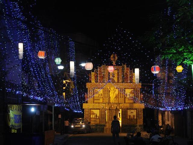 Decorative lighting adorn the streets of Kolkata. (Samir Jana/HT PHOTO)