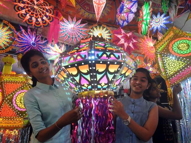 Girls buying lanterns ahead of Diwali in Indore.. (Arun Mondhe/HT PHOTO)