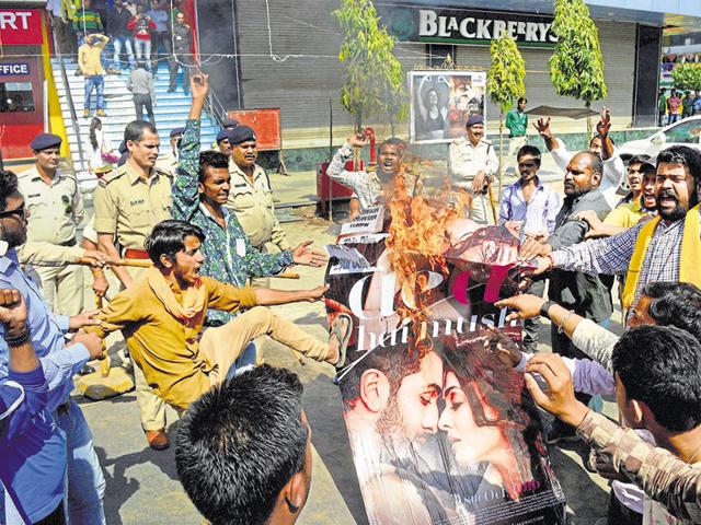 Policemen guard a theatre screening Ae Dil Hai Mushkil in Bhopal on Friday. (Chandresh Mathur/HT) Policemen guard a theatre screening Ae Dil Hai Mushkil in Bhopal on Friday. (Chandresh Mathur/HT)