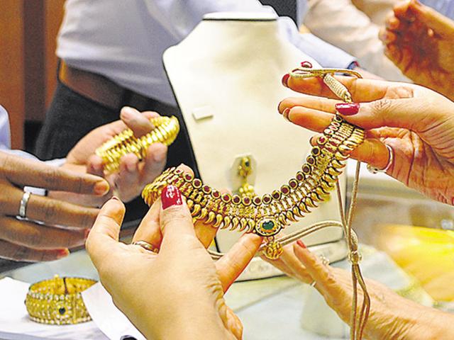 After a slow first half, which was hit by over a month-long strike, jewellers are a happy lot this Dhanteras.(Parveen Kumar/Hindustan Times)