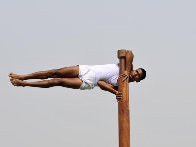 An ITBP jawan performs Mallakhamba in Greater Noida. (SUNIL GOSH / HT Photo)