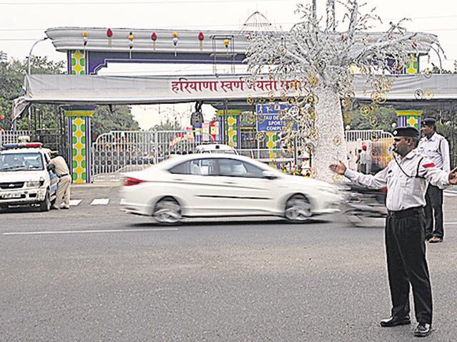 Traffic constable manage traffic in front of VVIPs entry gate at the Tau Devi Lal Stadium on Friday. (Parveen Kumar/HT Photo) Traffic constable manage traffic in front of VVIPs entry gate at the Tau Devi Lal Stadium on Friday. (Parveen Kumar/HT Photo)