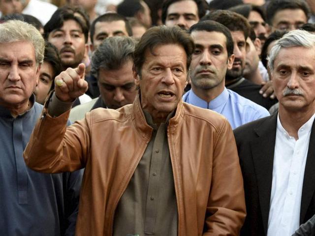 Supporters of Pakistani opposition leader Imran Khan chant anti-government slogans outside Khan's (Reuters Photo) Supporters of Pakistani opposition leader Imran Khan chant anti-government slogans outside Khan's (Reuters Photo)