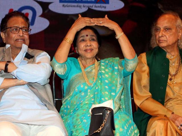 Playback singer Asha Bhosle gestures as Indian classical vocalist Pandit Jasraj (R) and Hridaynath Mangeshkar (L) look on at the Hridaynath Mangeshkar Awards in Mumbai. (AFP Photo)