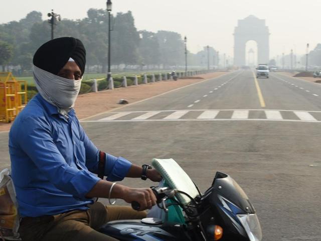A biker wearing face protection against air pollution rides in heavy smog, in New Delhi. (AFP Photo) A biker wearing face protection against air pollution rides in heavy smog, in New Delhi. (AFP Photo)