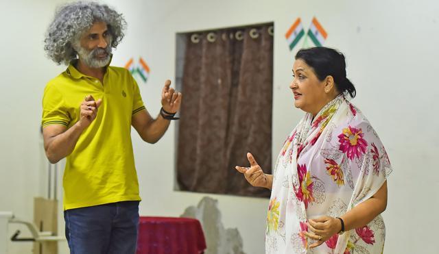 Makarand Deshpande is directing Nadira Babbar in the play Meri Maa Ke Haath. (Vidya Subramanian/HT Photo)