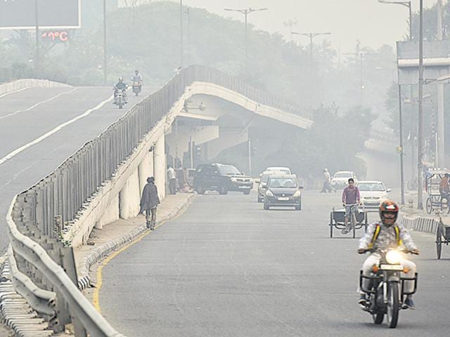 Early morning smog in Delhi on Saturday, October 29.(Saumya Khandelwal/Hindustan Times)
