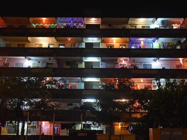 Decorative lighting on building ahead of Diwali at Mahim in Mumbai. (Pratham Gokhale/HT PHOTO) 