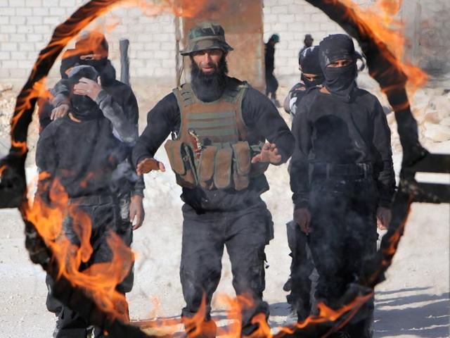 Syrian rebels demonstrate fighting capabilities during a graduation ceremony in the northern Syrian city of Idlib. (AFP Photo)
