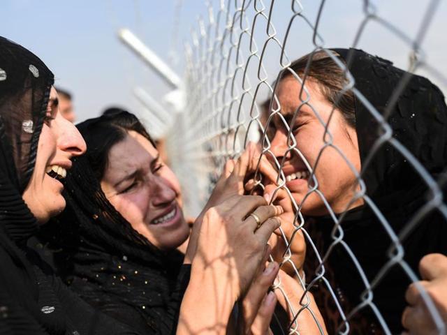 Newly-displaced Iraqis who fled from the city of Mosul, Iraq's last major Islamic State (IS) group stronghold, meet their relatives who came two years ago to the refugee camp in the Khazer area, near the Kurdish checkpoint of Aksi Kalak. (AFP Photo)