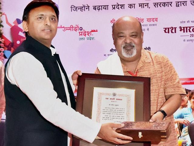 Uttar Pradesh Chief Minister Akhilesh Yadav honours Bollywood actor and director Saurabh Shukla with Yash Bharti Samman in Lucknow. (PTI Photo)